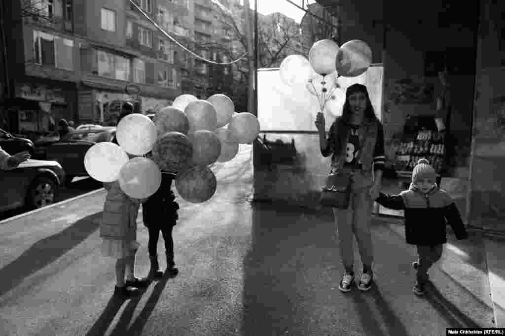 У Майи Чхалидзе была очевидный повод для фотографий. "Первого марта мы отмечали день рождения моей дочери. Возможно, вашей аудитории это не интересно, но для меня это часть лучшей истории моей жизни"